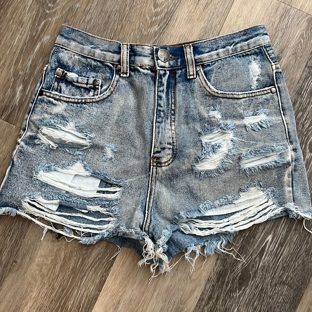 Signature 8 ultra high rise distressed denim shorts. Size M